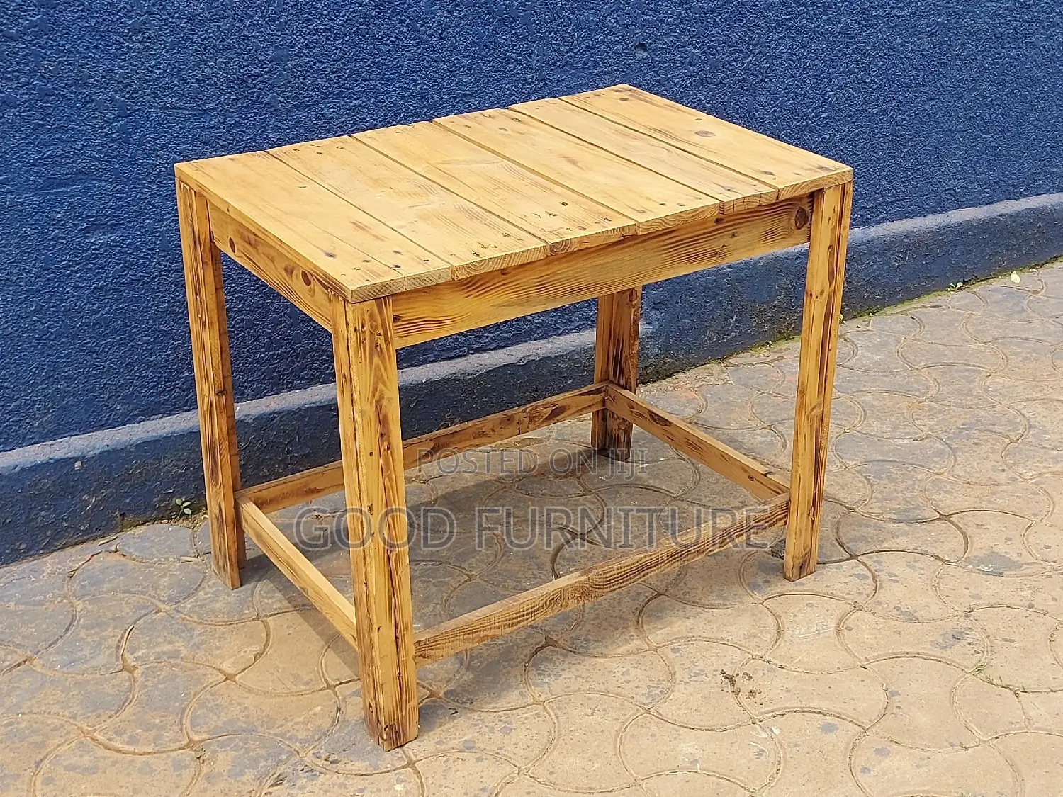 Adorable Pullet Table
