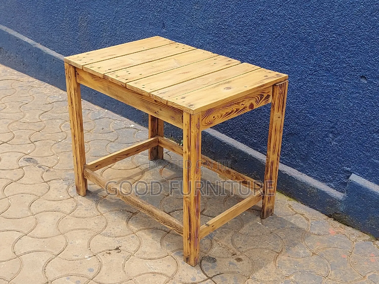 Adorable Pullet Table