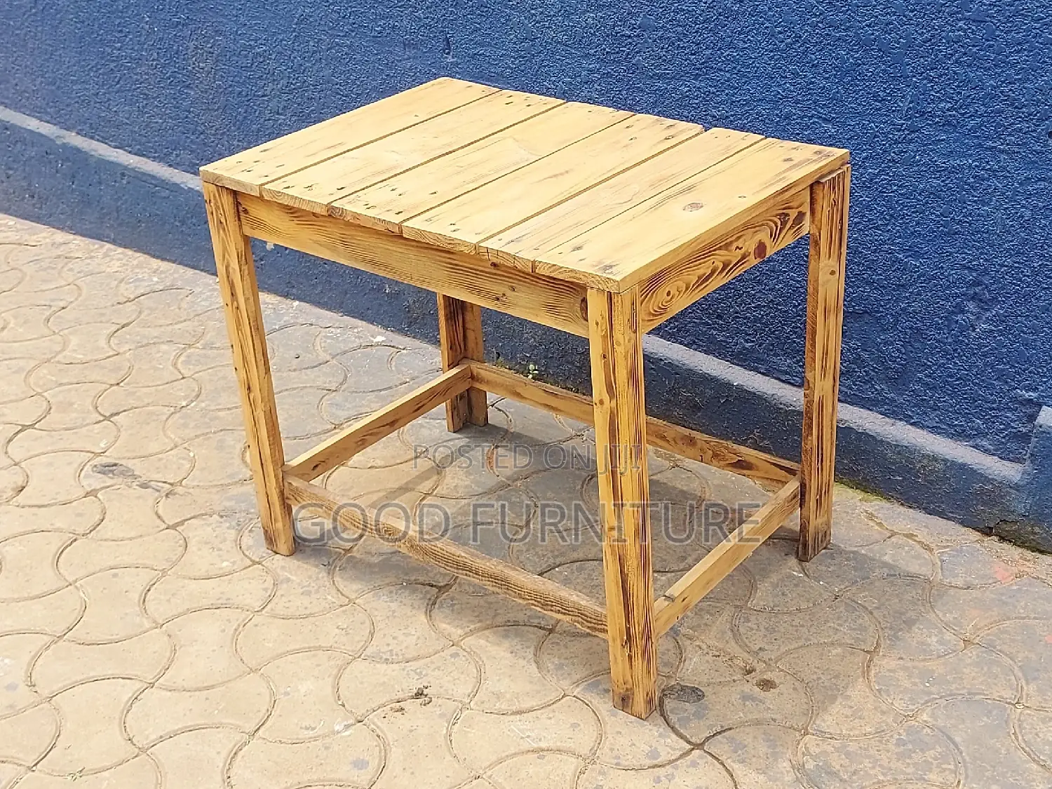 Adorable Pullet Table