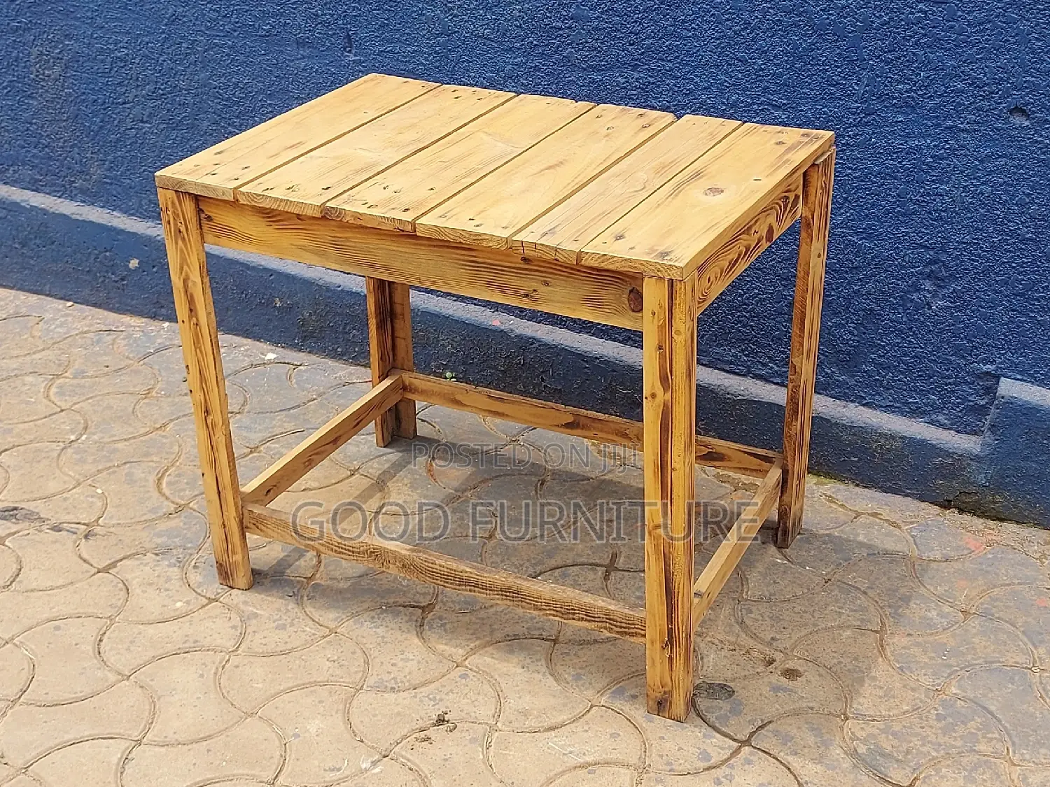 Adorable Pullet Table