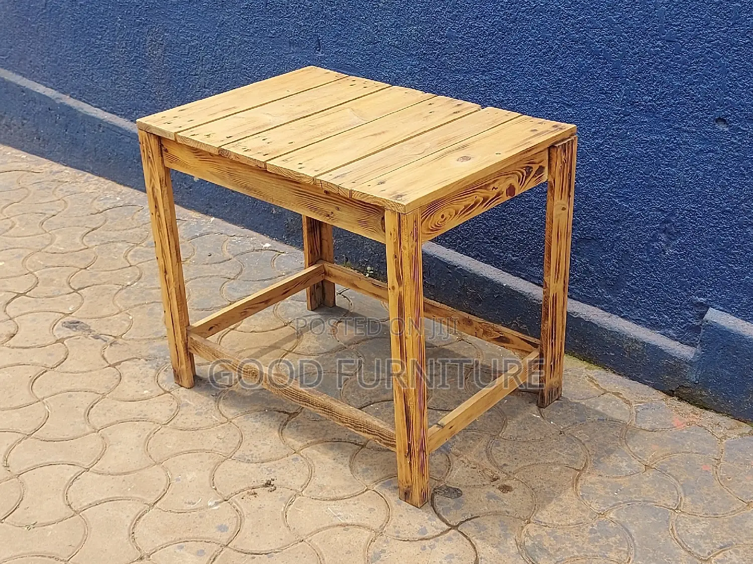 Adorable Pullet Table