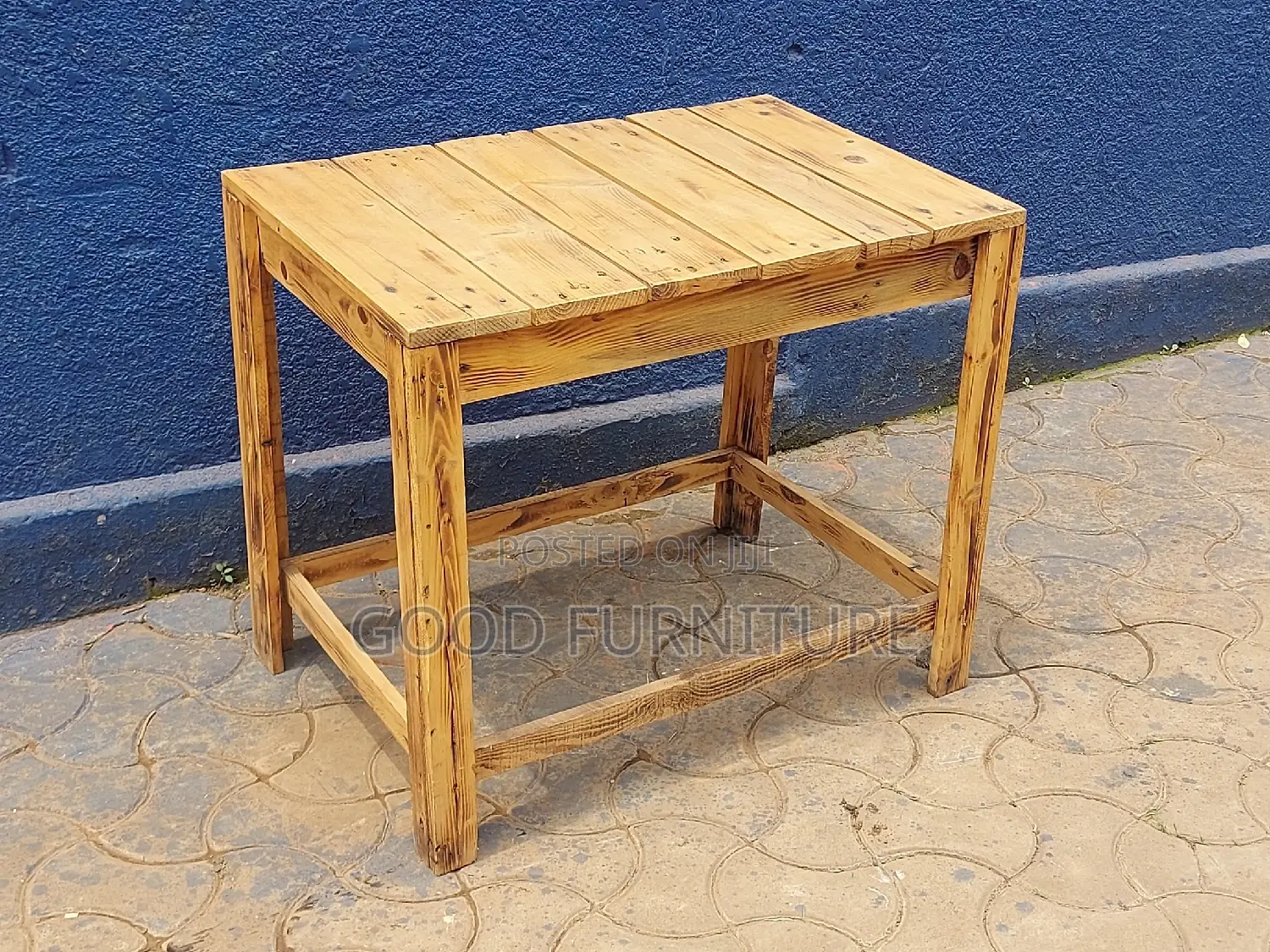 Adorable Pullet Table