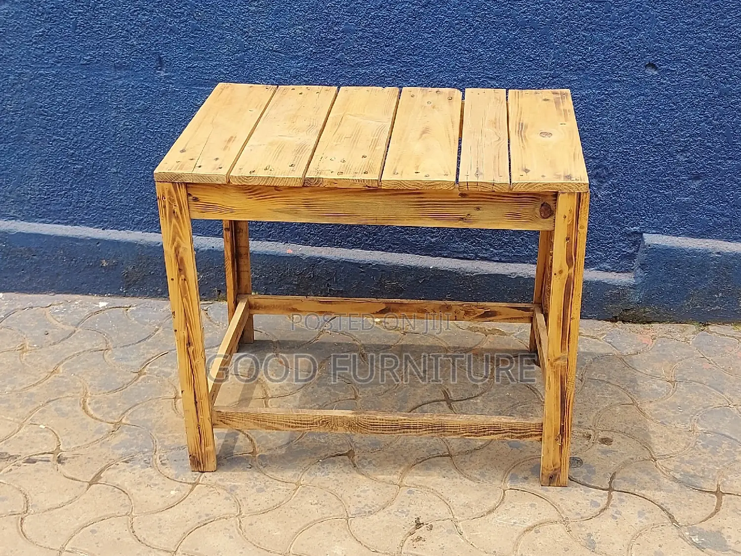 Adorable Pullet Table