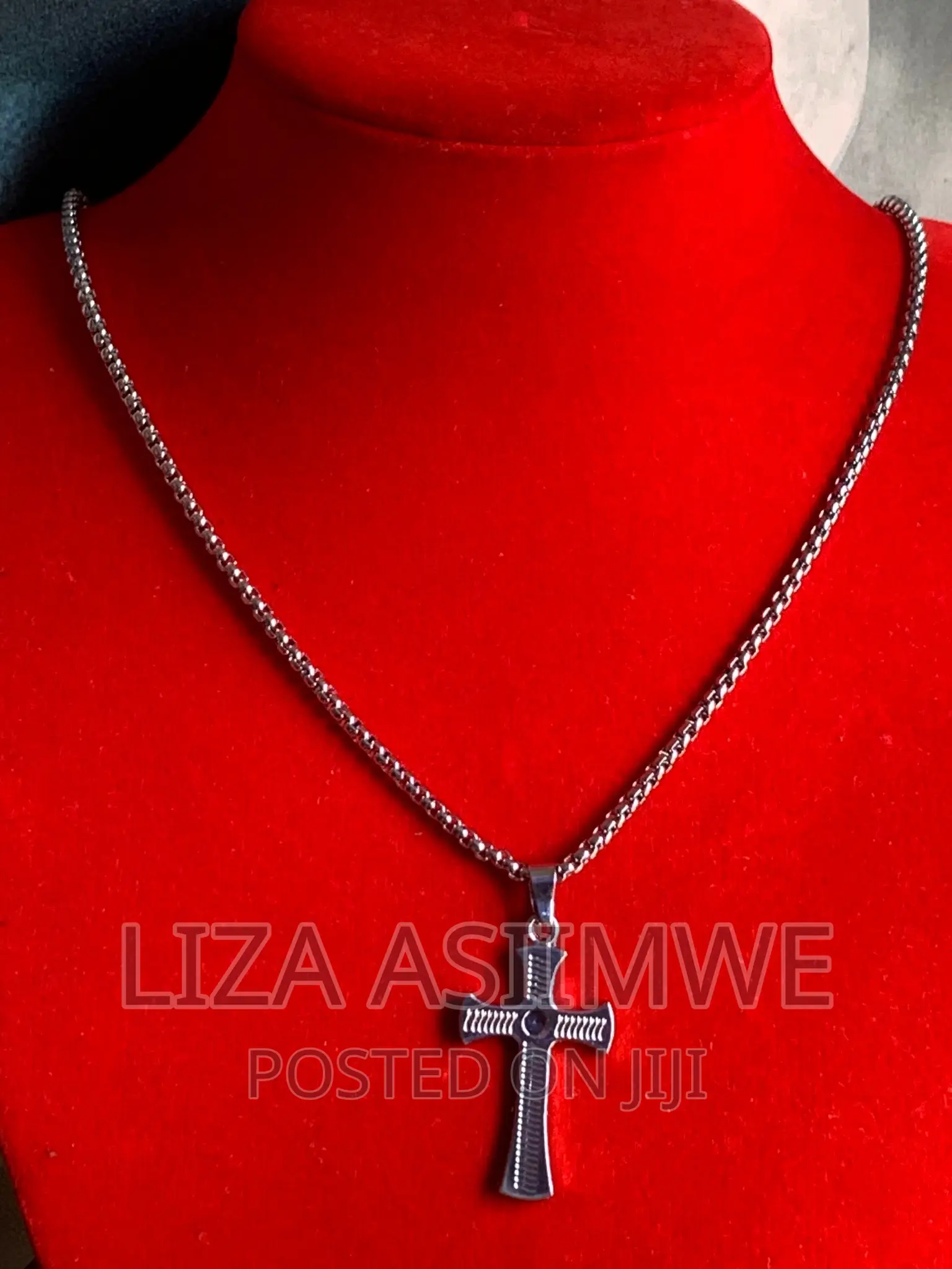 Men’S Simple Necklaces With a Cross Pendant