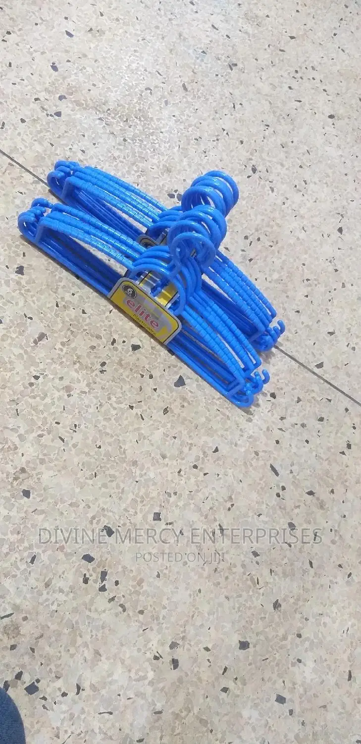 PLASTIC HANGERS ( 12pices )