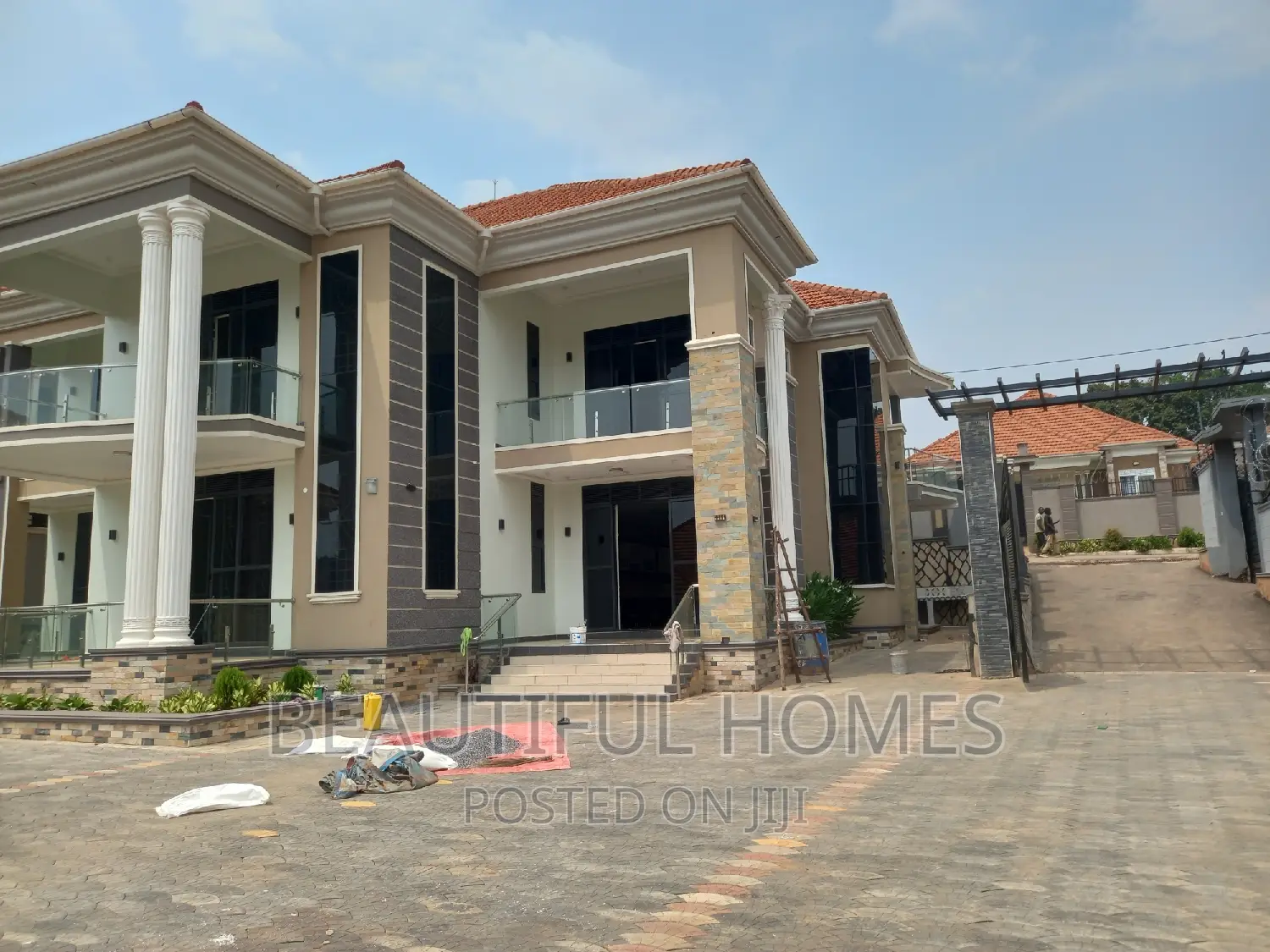 Furnished 6bdrm Mansion in Kira for sale