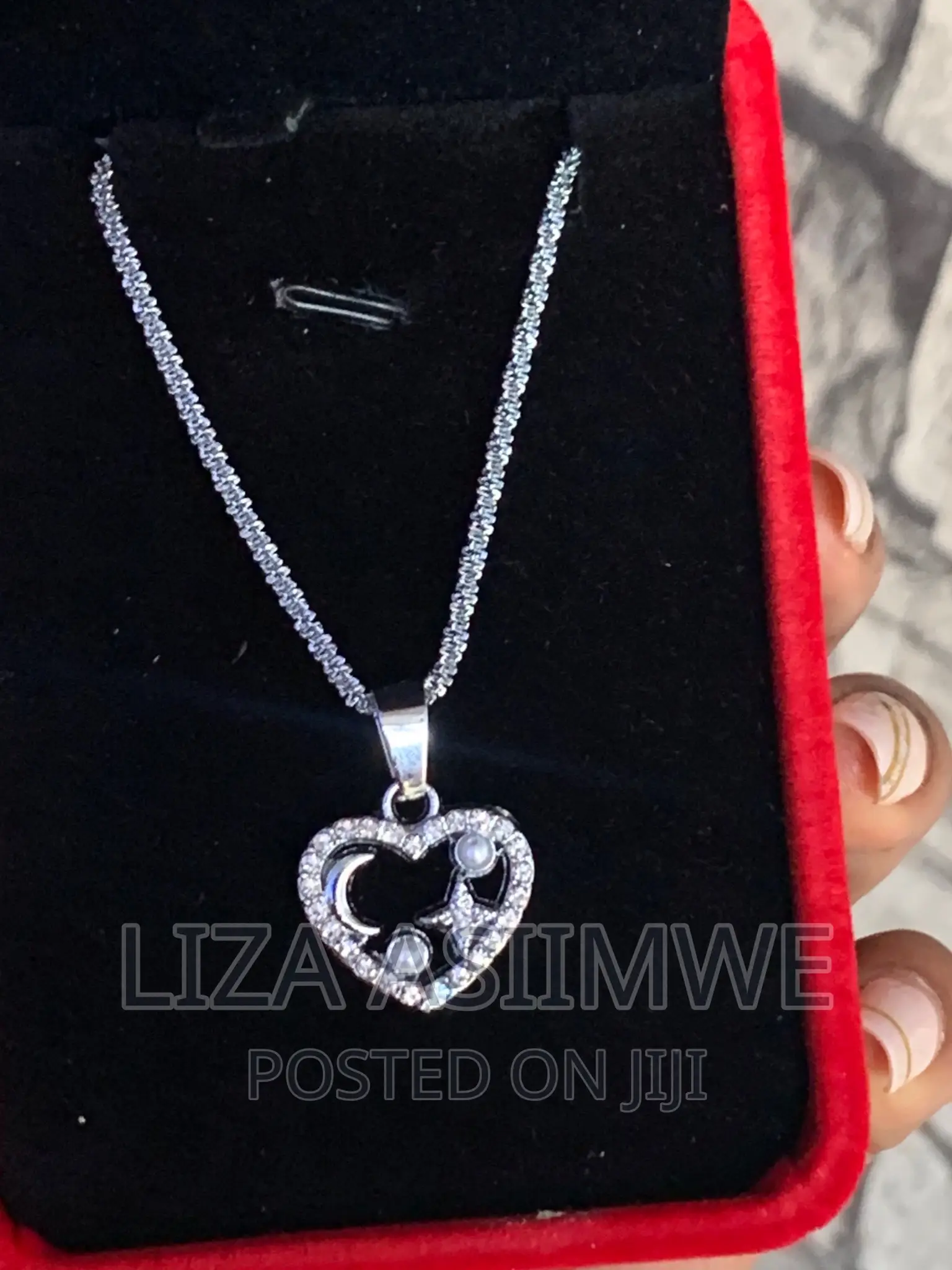 Lady’S Necklaces With a Heart Pendant