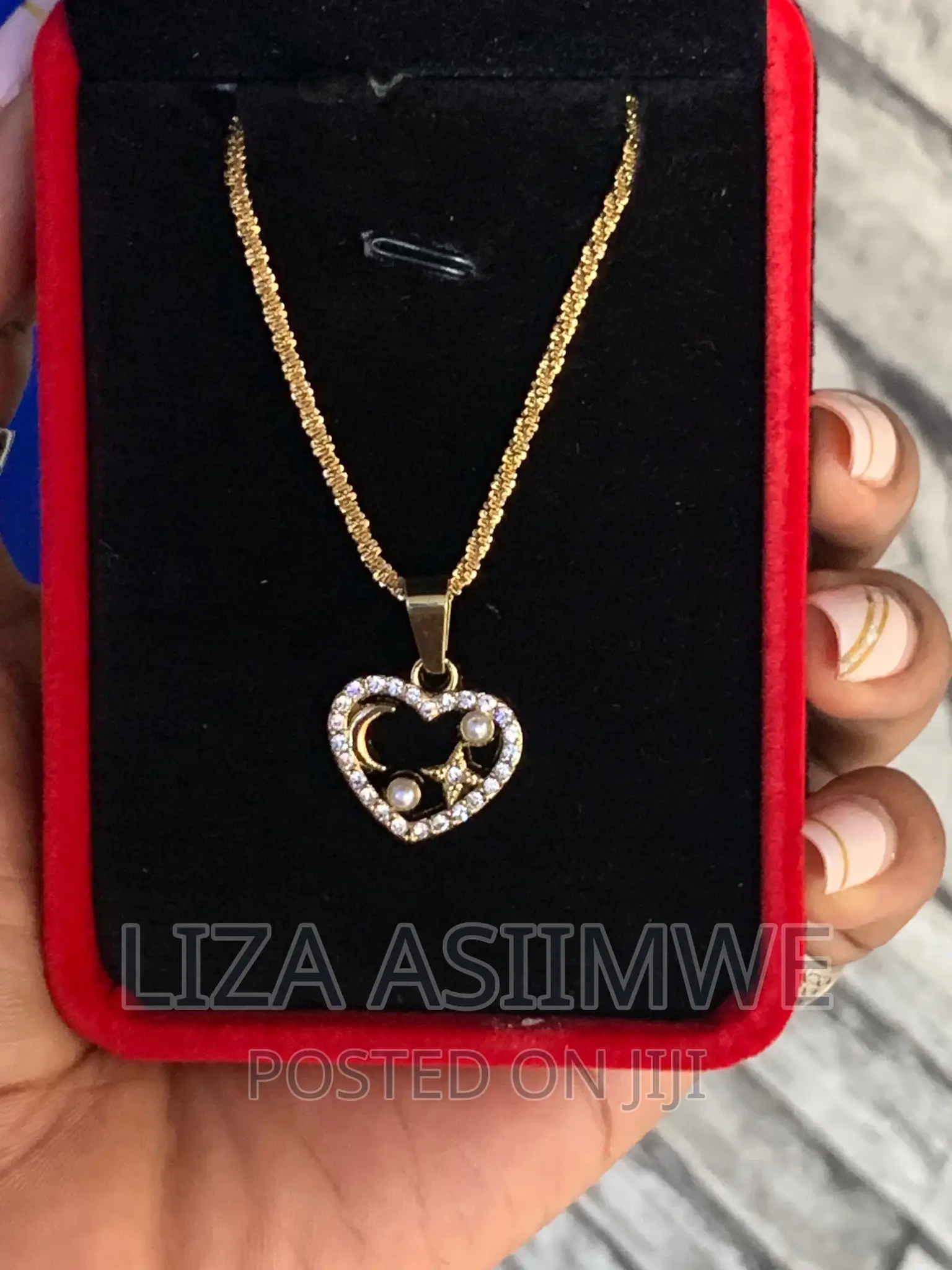 Lady’S Necklaces With a Heart Pendant