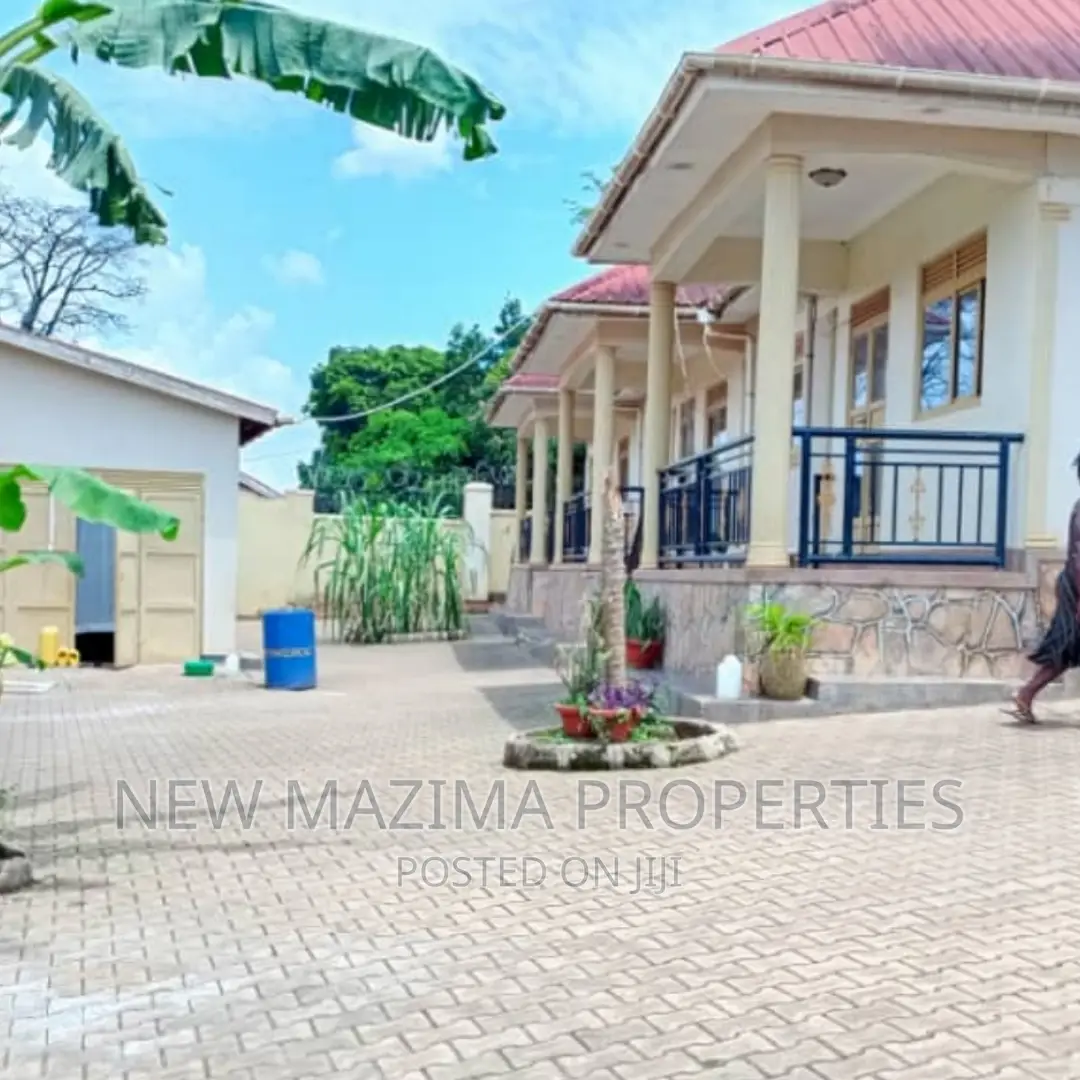 8bdrm House in Kyengera Nsangi, Division A for sale