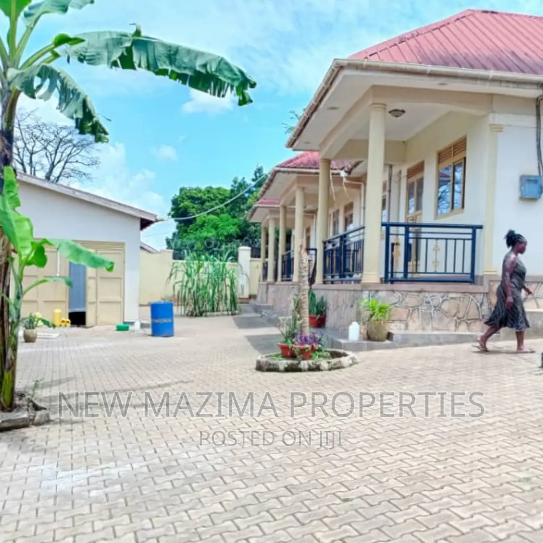 8bdrm House in Kyengera Nsangi, Division A for sale