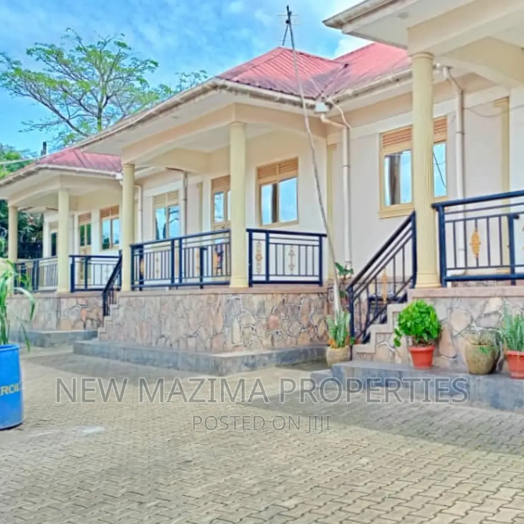 8bdrm House in Kyengera Nsangi, Division A for sale