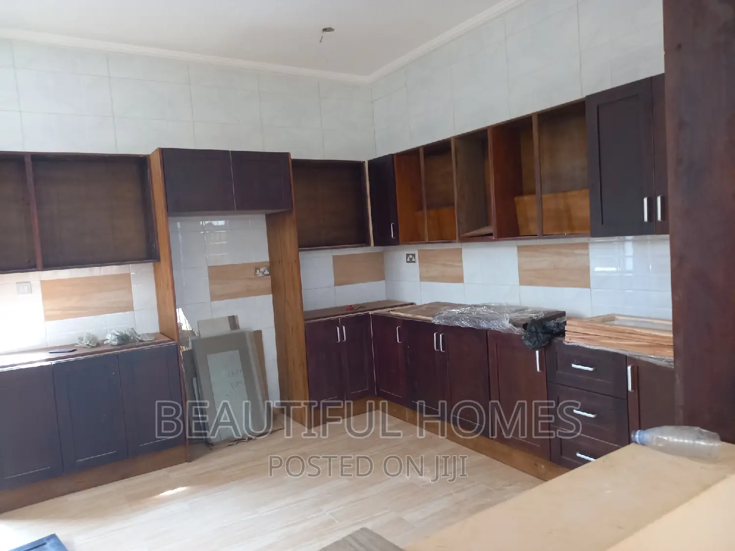 Furnished 5bdrm Duplex in Kira for sale