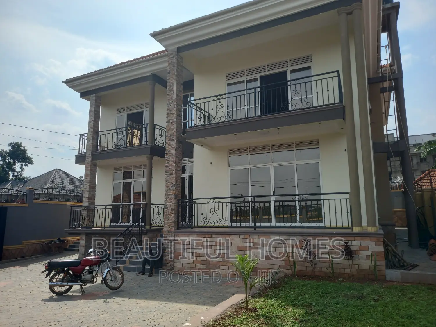 Furnished 5bdrm Duplex in Kira for sale
