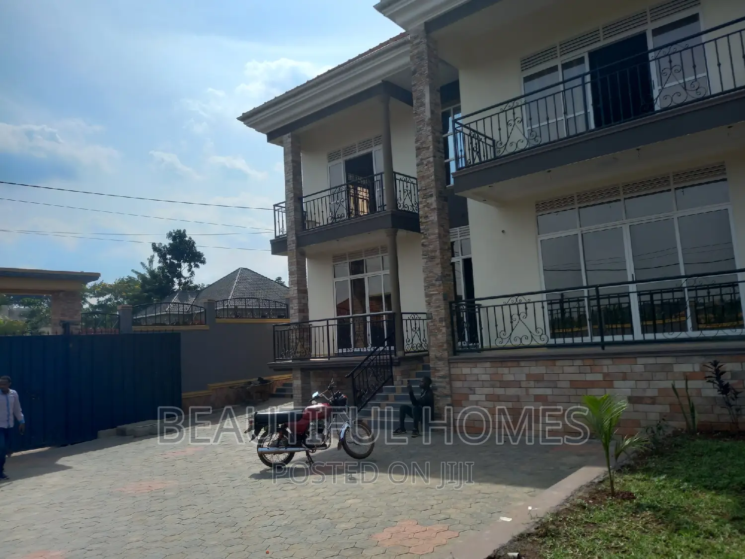 Furnished 5bdrm House in Kira All Tarmack for sale