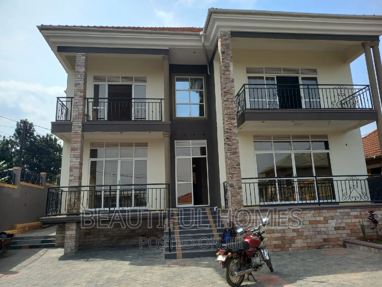 Furnished 5bdrm House in Kira All Tarmack for sale
