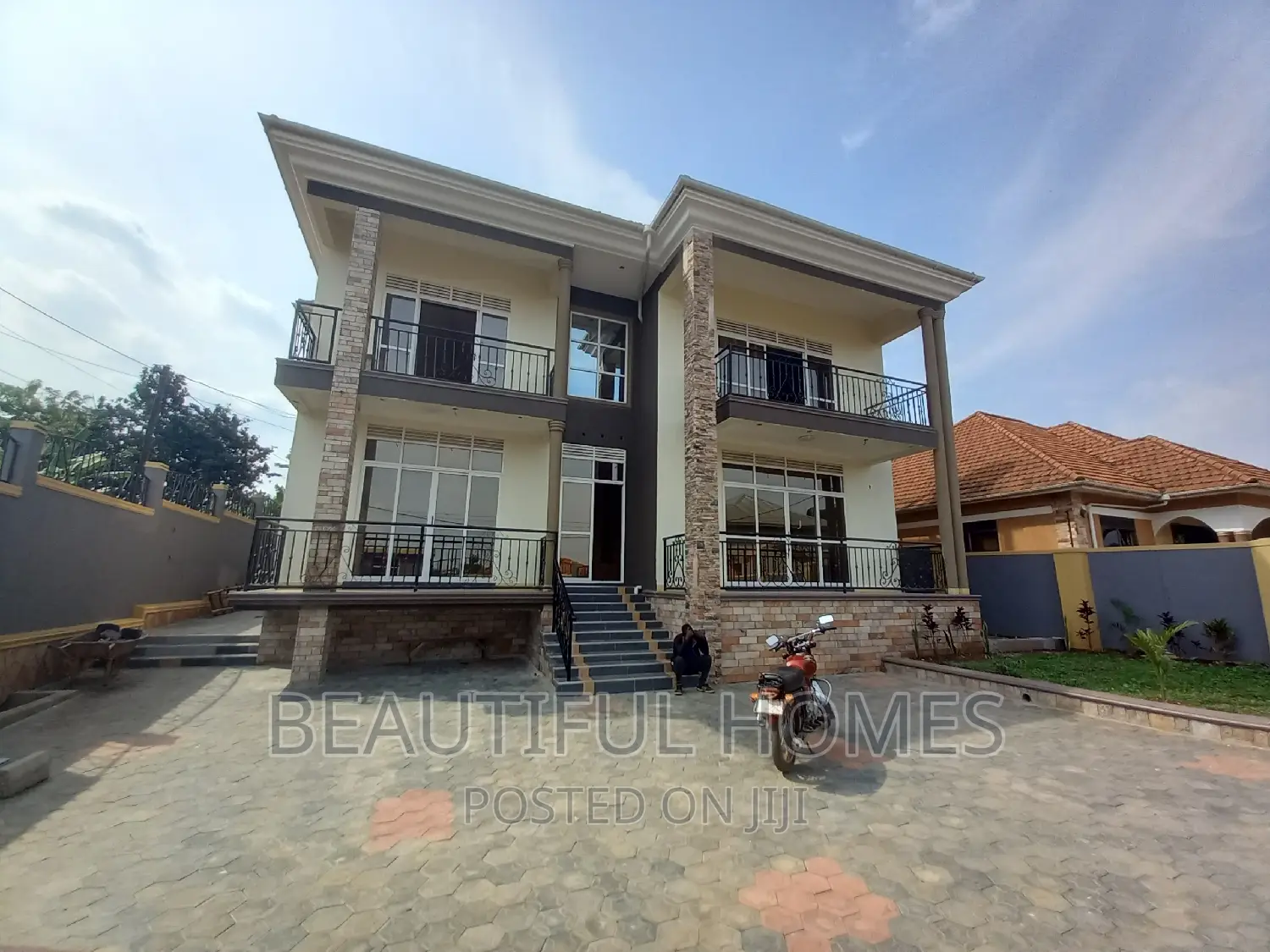 Furnished 5bdrm Duplex in Kira Posh for sale
