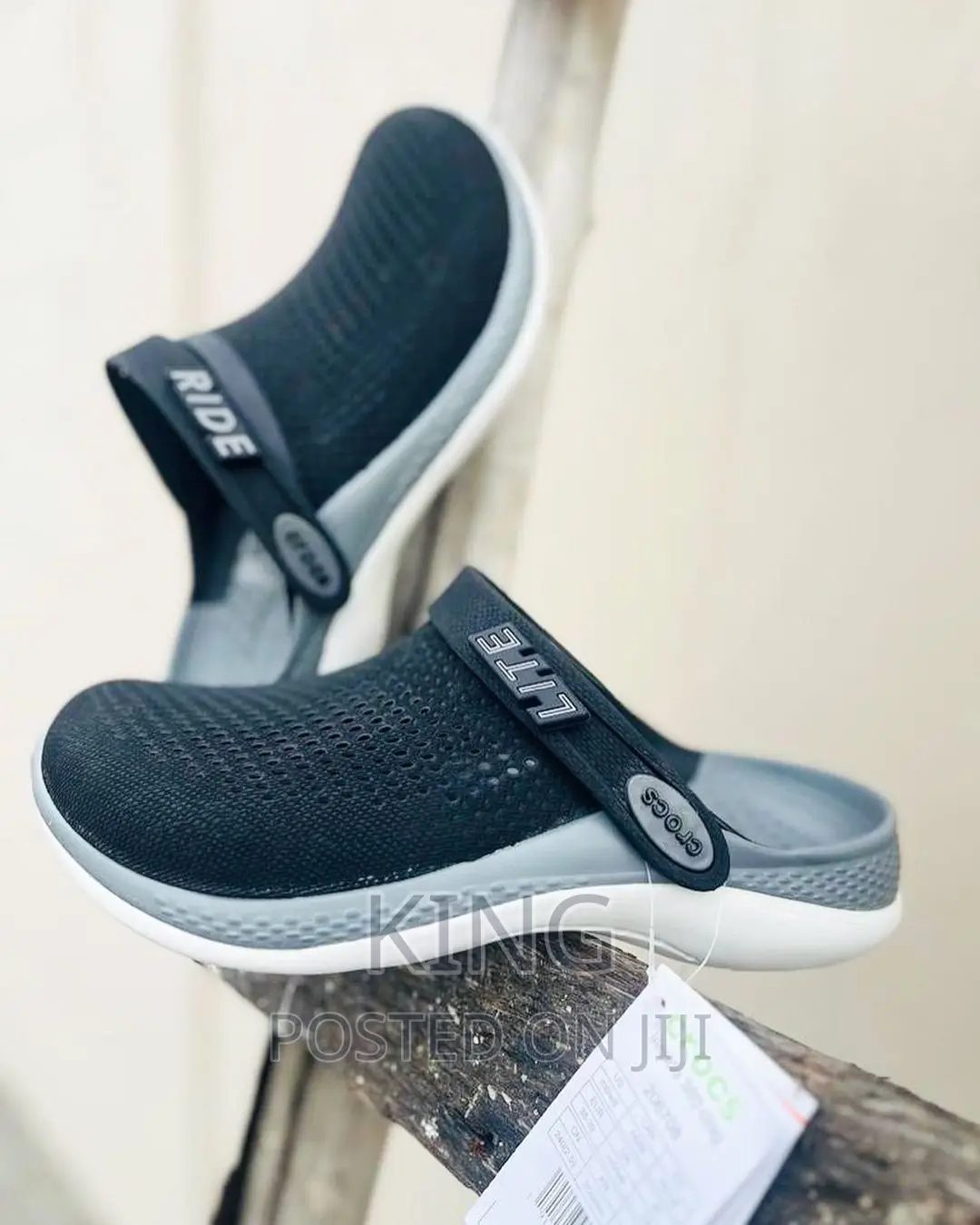 Crocs New. Particular