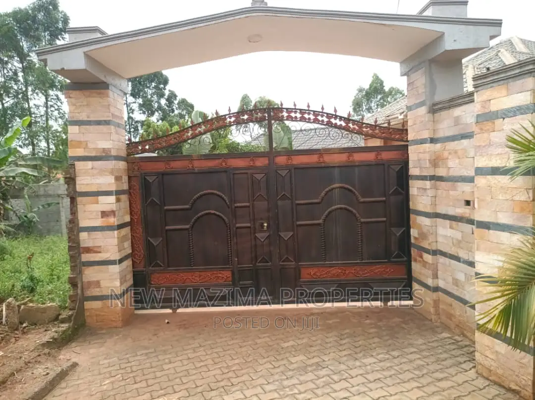 3bdrm Bungalow in Kitende Ntebe Rd, Division A for sale