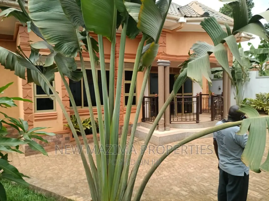 3bdrm Bungalow in Kitende Ntebe Rd, Division A for sale