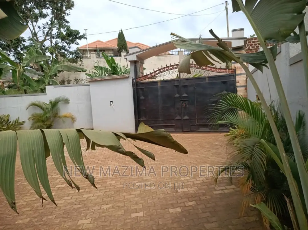 3bdrm Bungalow in Kitende Ntebe Rd, Division A for sale