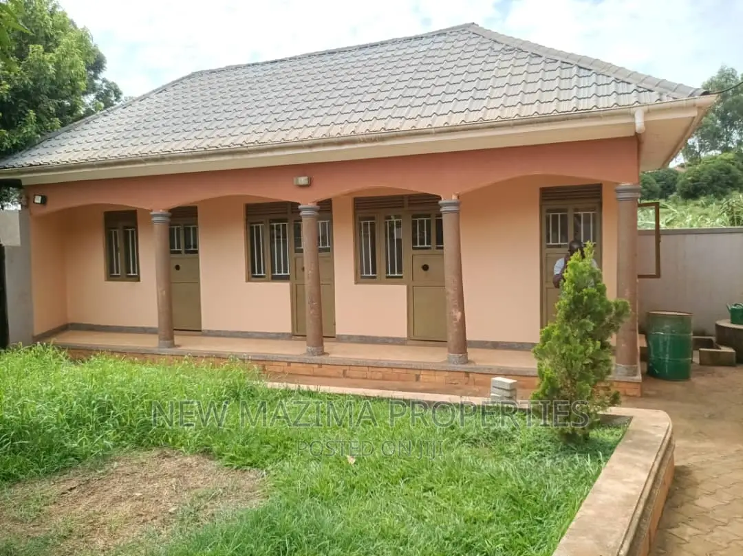 3bdrm Bungalow in Kitende Ntebe Rd, Division A for sale