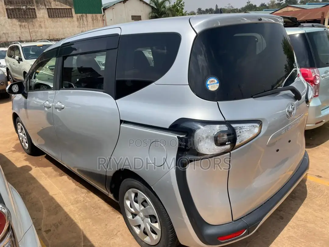Toyota Sienta 1.5 FWD 2017 Silver