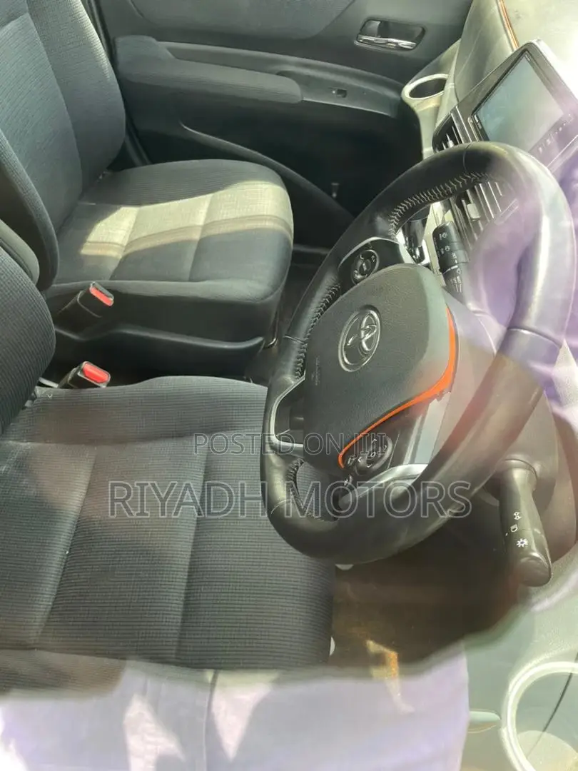 Toyota Sienta 1.5 FWD 2017 Silver