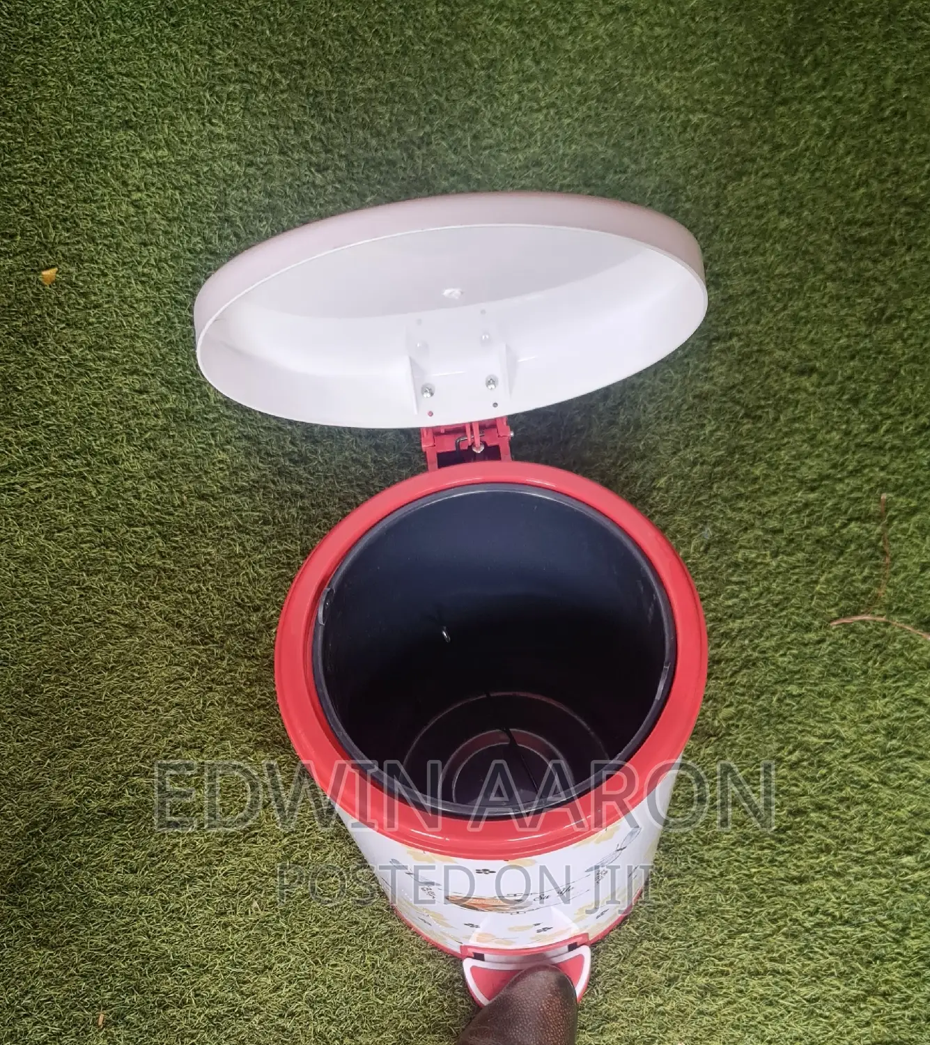 Round Wastebin With Step-on Pedal