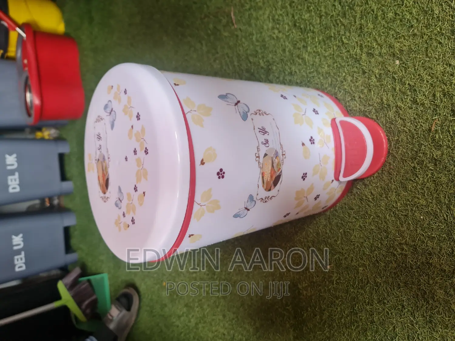 Round Wastebin With Step-on Pedal