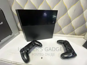 Sony Playstation 4 800gb With 2games and 2 Controllers