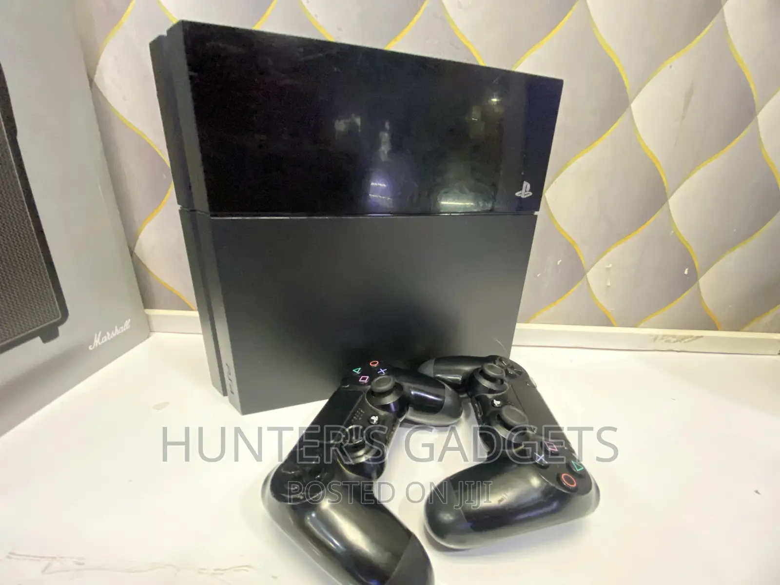 Sony Playstation 4 800gb With 2games and 2 Controllers