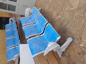 Photo - Bland New Airport Chair 3 Seat