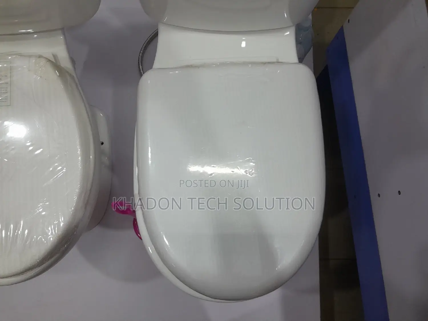 Vitor Press Toilet