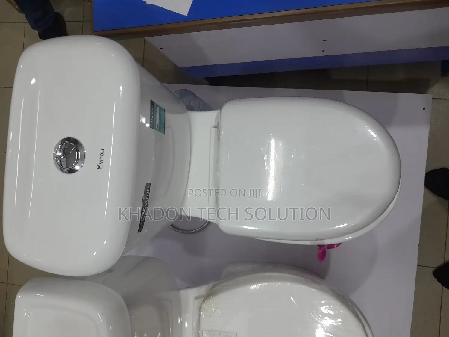Vitor Press Toilet