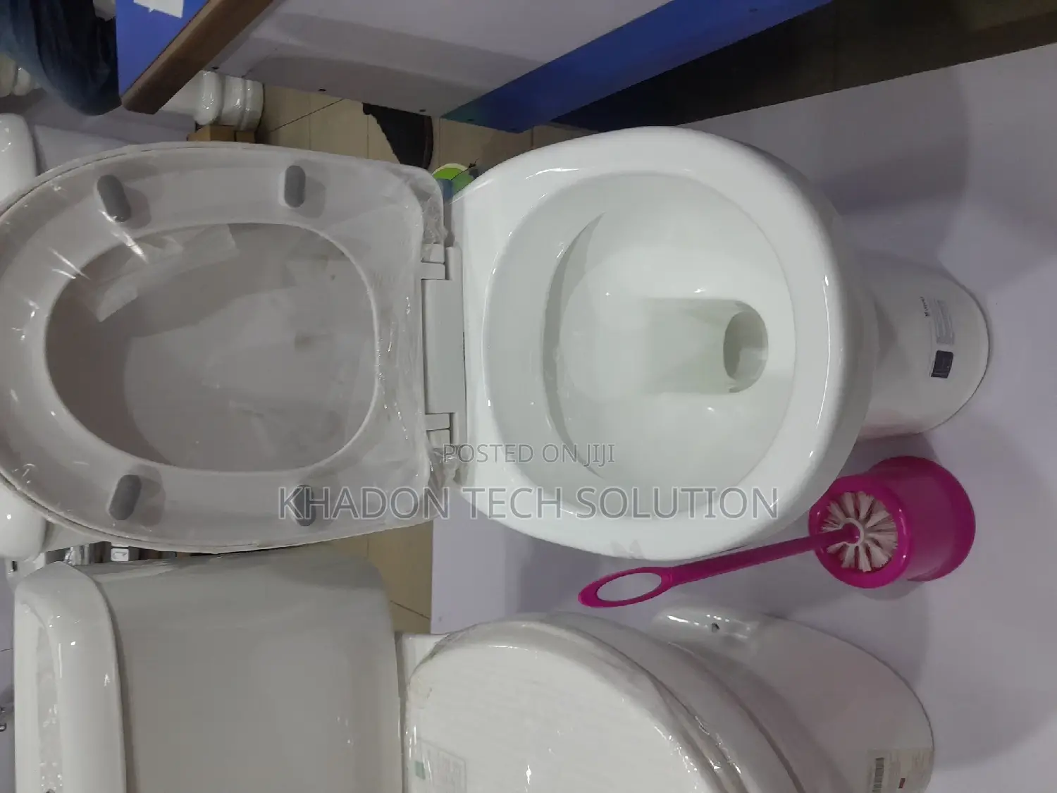 Vitor Press Toilet