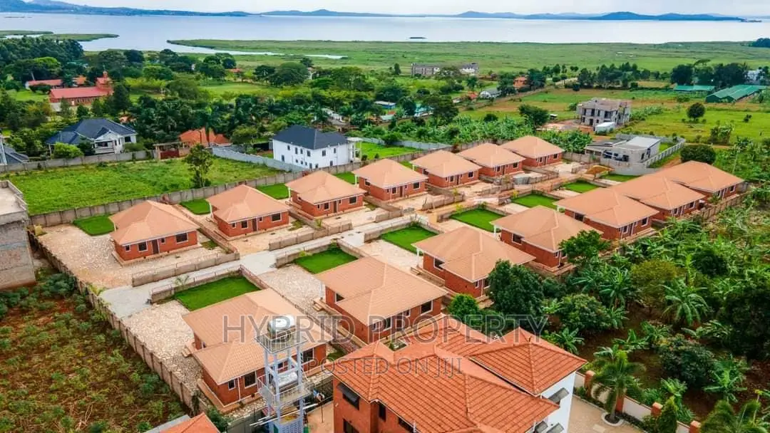 20bdrm Apartment in Bwerenga Along, Katabi for sale