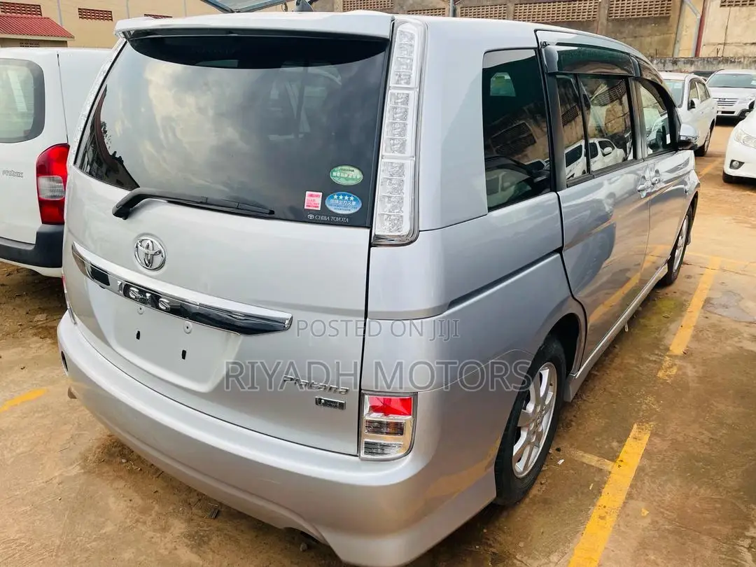 Toyota ISIS 1.8 L G-edition 2WD 2014 Silver