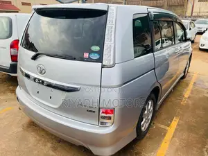 Toyota ISIS 1.8 L G-edition 2WD 2014 Silver