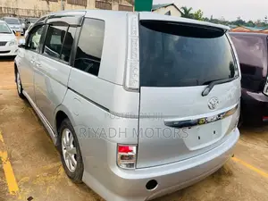 Toyota ISIS 1.8 L G-edition 2WD 2014 Silver