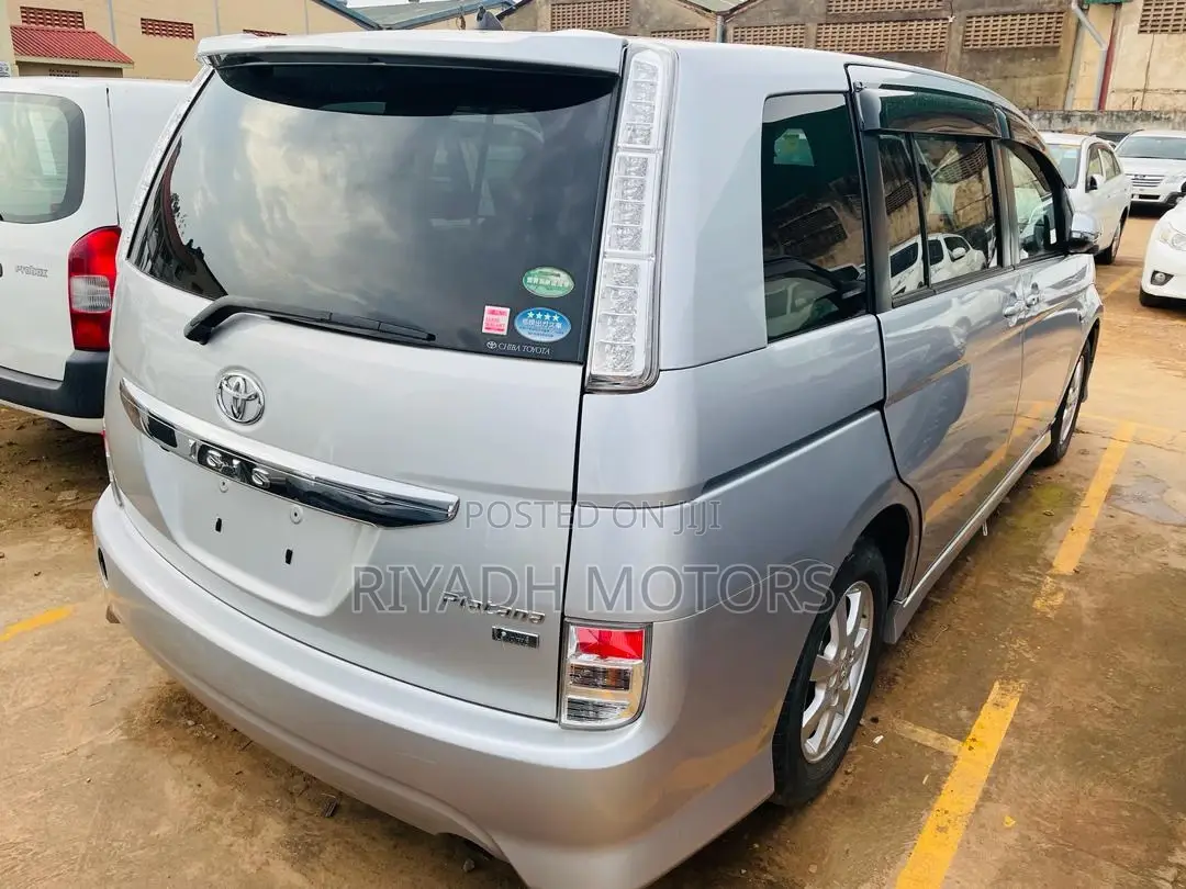Toyota ISIS 1.8 L G-edition 2WD 2014 Silver
