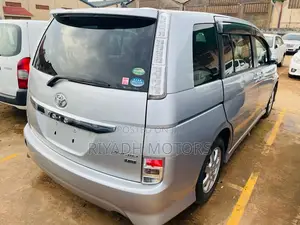 Toyota ISIS 1.8 L G-edition 2WD 2014 Silver