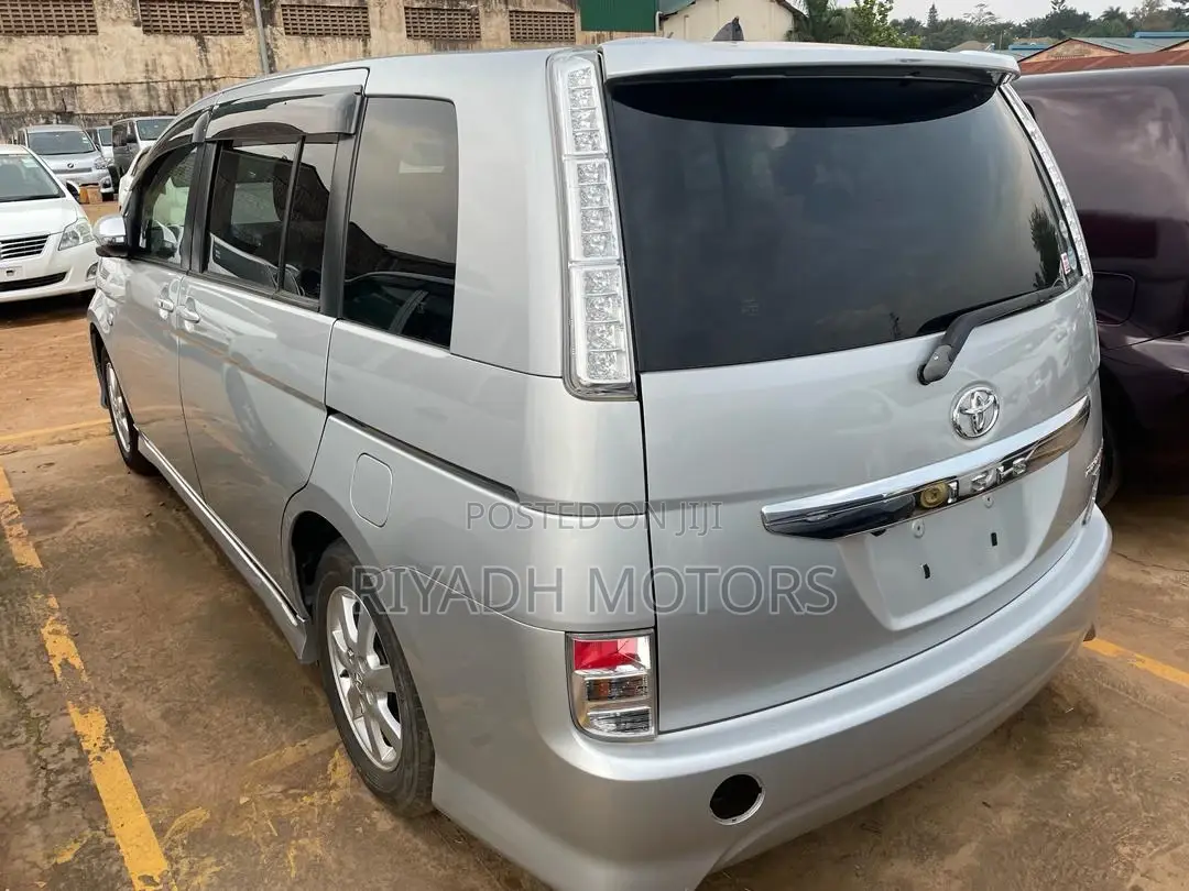 Toyota ISIS 1.8 L G-edition 2WD 2014 Silver