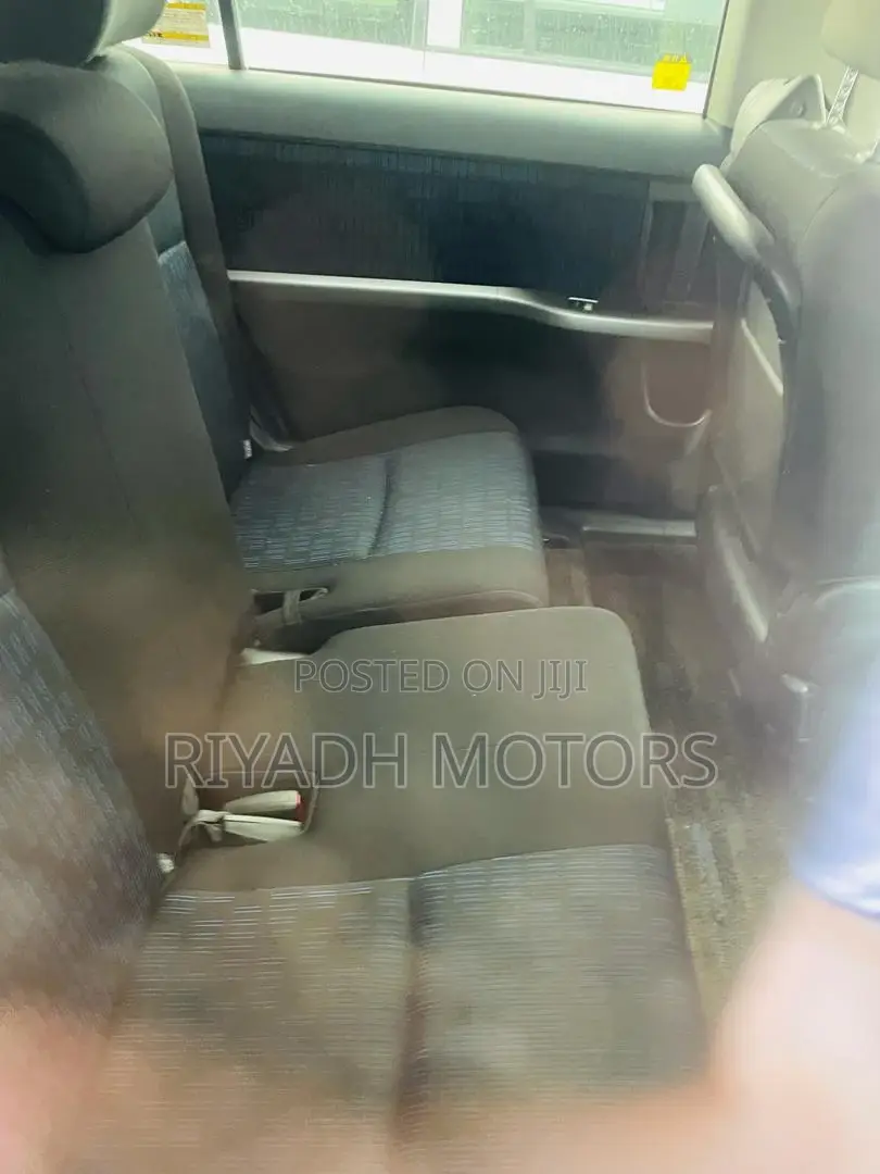 Toyota ISIS 1.8 L G-edition 2WD 2014 Silver
