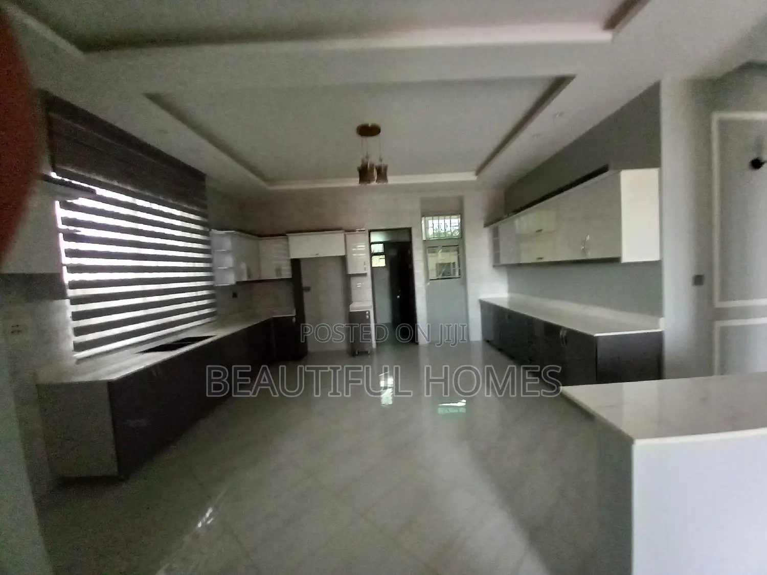 Furnished 6bdrm Mansion in Kira Upscale for sale
