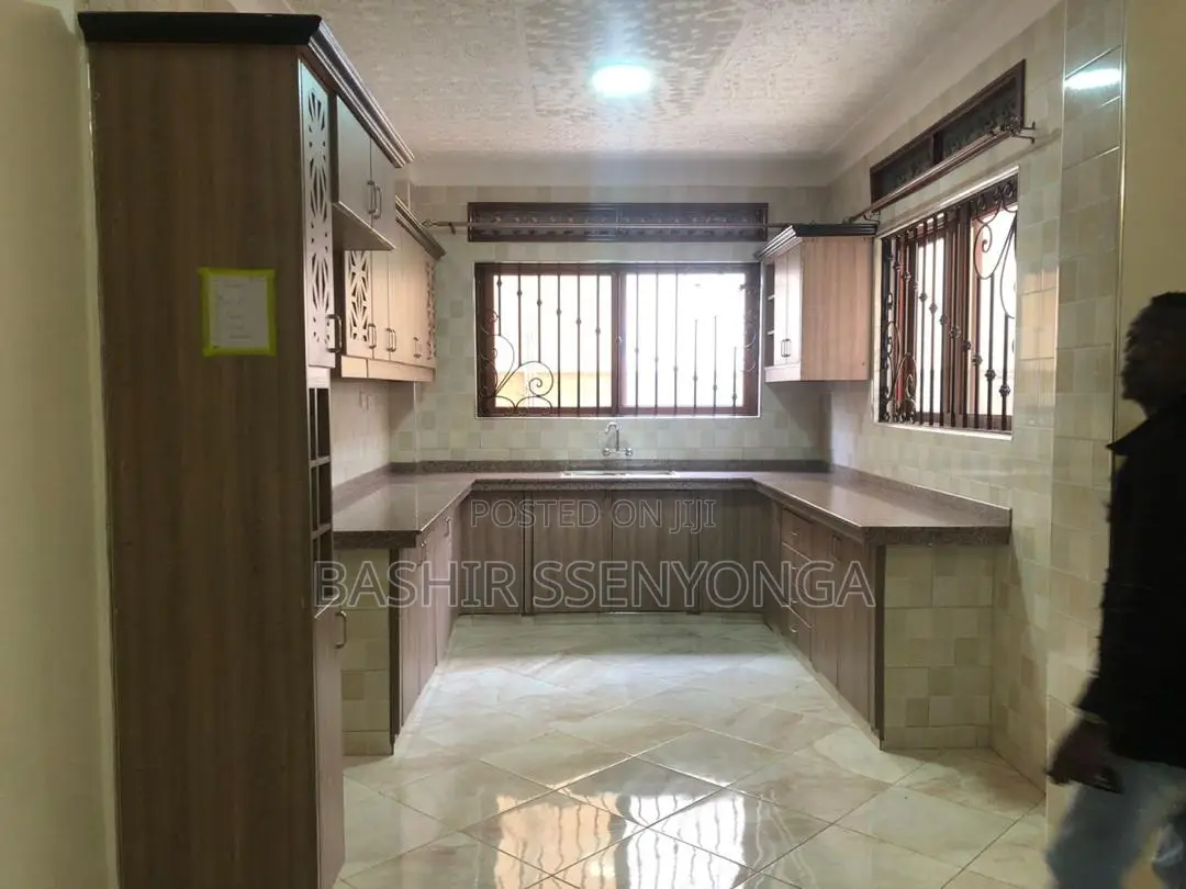 7bdrm Mansion in Makindye for rent
