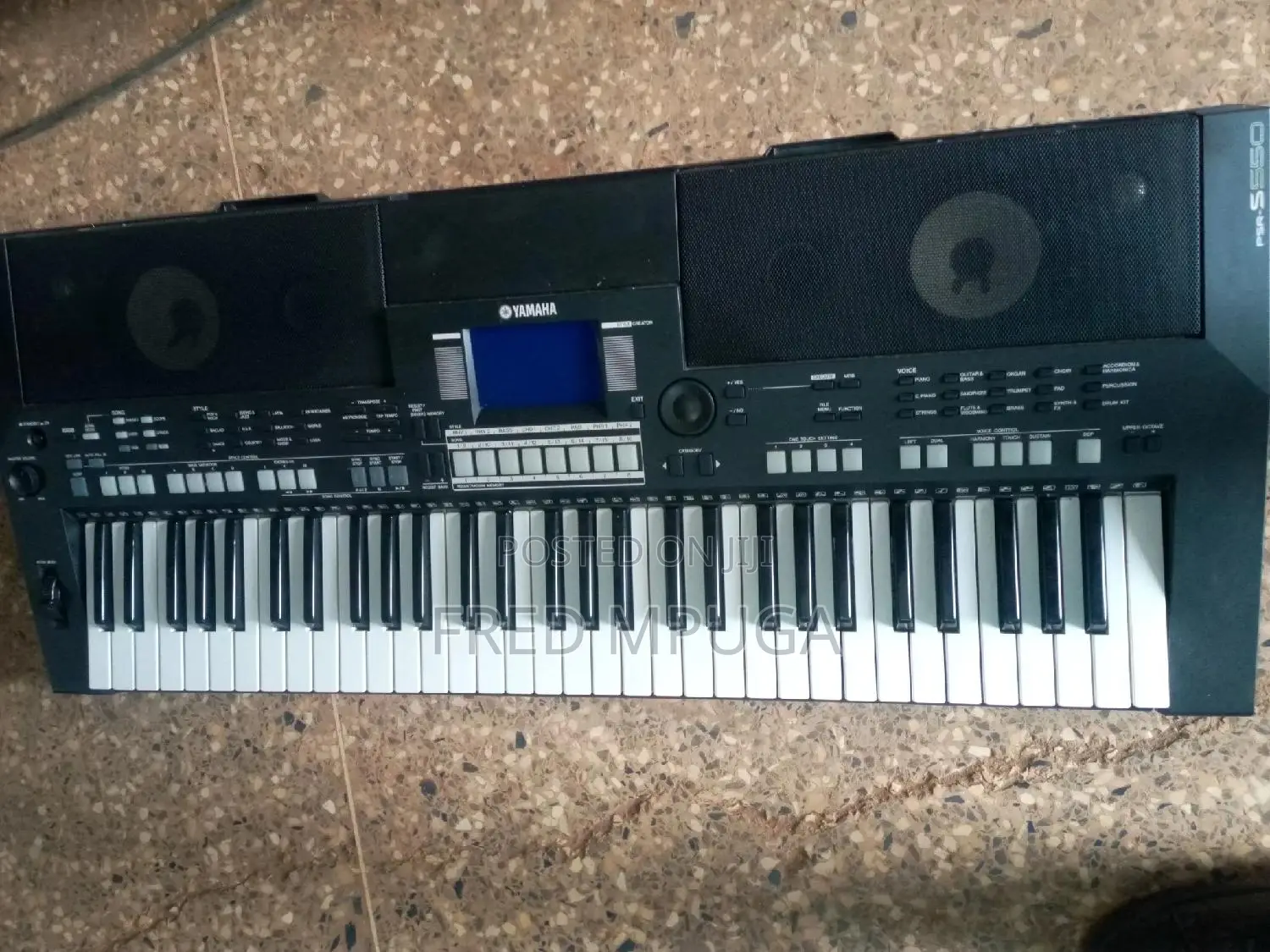 Yamaha PSR S550
