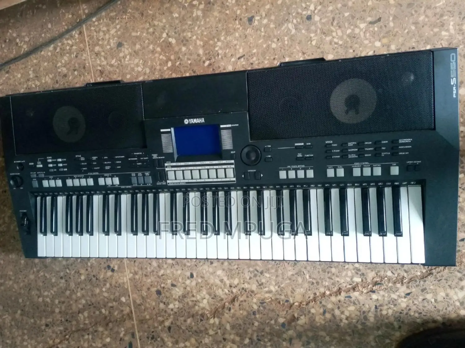 Yamaha PSR S550