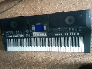 Yamaha PSR S550