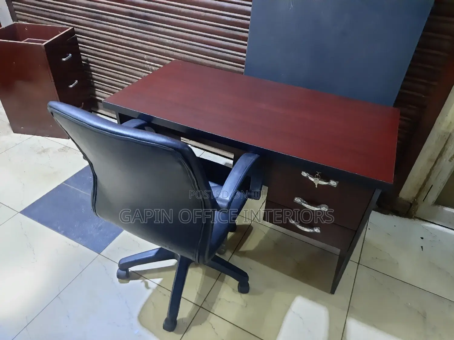 Office Desk// Office Table With an Office Chair