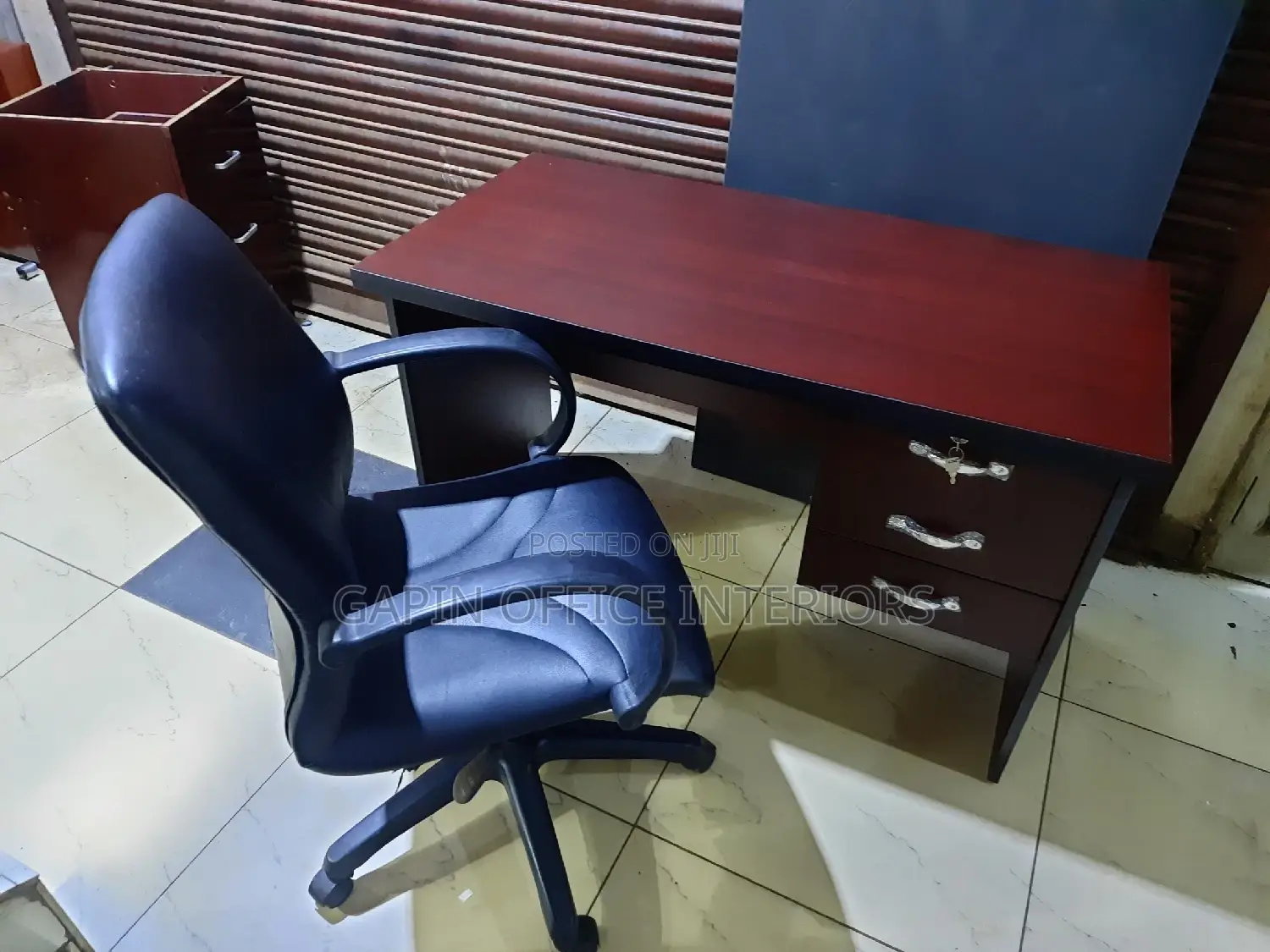 Office Desk// Office Table With an Office Chair